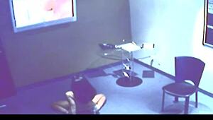 Hei, se på meg onanere solo på kontoret som en hore