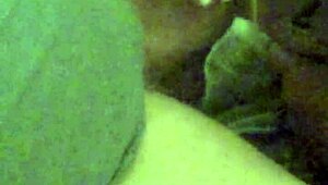 Phatassblonde imee ventovierasta kun aviomies katsoo