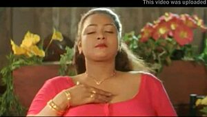 गर्म मल्लू शकीला नौकर को लुभावनी हरकतों से चिढ़ाती है