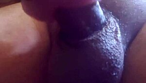 Браунддиксейвиър дразни хуя си с флешлайт, свършва яко в компютърния стол