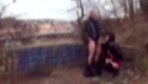 Млада брюнетка гълта сперма в обществен парк.