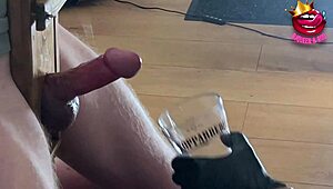 Крупный план фемдом доводит хуй до испорченного оргазма