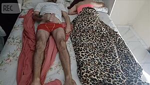 Sobrinha tvunget til at dele seng med snigende tio under husrenovering. Han planlagde hvert tabu hardcore træk for hendes 18-årige krop.