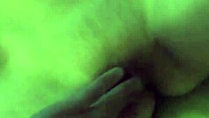 Sladka brunetka najstnica dobi obe luknji napolnjeni na vrsti s trdimi kurci