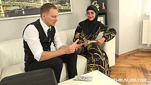 تتساءل لماذا امرأة حلوة في حجاب جربت زب البائع؟