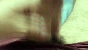 Yalnız mastürbasyon yaparken çok tahrik oluyorum bu yoğun solo seansta