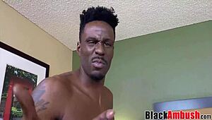 Přirozená busty amatérka Lyra tvrdě šukána v interracial garáži