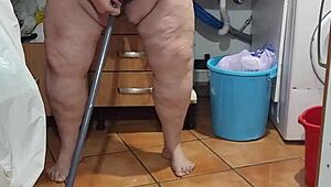 No Puedo Parar de Ver a Coolmarina Derramar en el Piso de la Cocina y Golpear el Palo