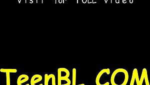 Vročka ustvarja divje valove s svojimi spretnostmi