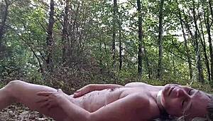 Французская рабыня унижена в лесной сессии