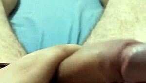 Yalnız mastürbasyon yaparken çok tahrik oluyorum bu yoğun solo seansta