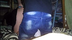 Βάζω δάχτυλα στη σέξι πόρνη με ροζ στρινγκ τη νύχτα