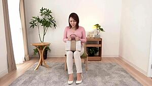 첫 데뷔 주부 미유 노무라가 로우에서 빨고 자위