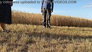 Sexig BBW milf suger kuk efter mjölkning på allmän plats nära vägen