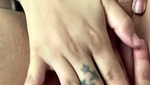 Azgın Latin kuzenim mastürbasyon yaparken elimi kayganlattı sikme talimatı verdi