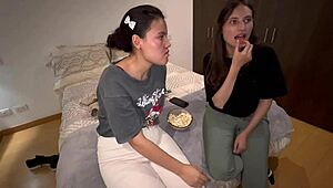 La femme de mon demi-frère crève d'envie de mes caresses encore une fois quand on est seuls à la maison.