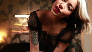Homemade video of a curvy Latina masturbating in black tights