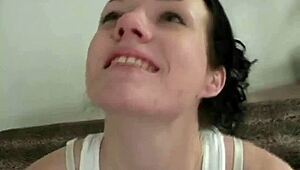 Trina ssie kutasa i pije spermę w POV