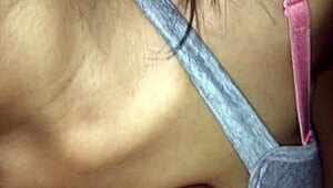 Hermanastra chupa polla y folla tetas hasta carga en boca en cuarentena