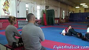 يا، شاهد هذه الفتاة صغيرة الصدر 18+ تتصارع في عمل ليزبي حار! 😍