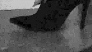 הוט וייף רוקדת מפתה בהלואין עם תחפושת ביתית טריקים או ממתקים