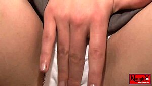 horna šolarka 18+ draži pod suknjo v belih hlačkah!