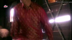 Anil Kapoor and Madhuri Share a Romantic Kissing Scene 😘