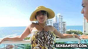 Горячая шлюховатая MILF подбирает молодого парня для жаркого траха