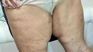 大胖奶奶炫耀她60岁的屁股！哇，我能玩它！