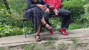 Kuuma MILF runkkaa ison kyrvän lasiin parkkipenkillä! 😜