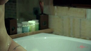 Cadence Lux y Daisy Taylor comparten momentos íntimos en el baño en Allherluv.com