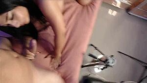 ฉันกำลังไปบ้านพ่อแม่ แล้วเพื่อนบ้านแอบมาเย็ดฉัน