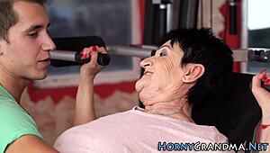 Babička tvrdě šukána v tělocvičně, bere více výstřiků do úst veřejně!