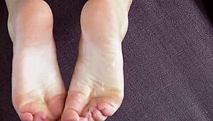 فتاة فتيش القدمين تنحني لممارسة دوجي ستايل خشن