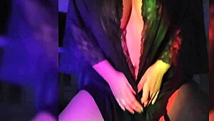 모레나 사파도 어두운 방 스트립! 존나 핫해!