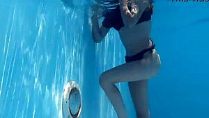 Hej, hočeš videti to vročo madžarsko punco Bonnie, kako plava?