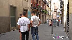 Großtittige Schlampe Gigi Lust neckt Kerle auf der Straße. Sie können nicht widerstehen, ihre Kurven zu befummeln