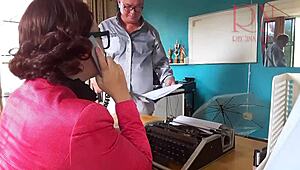 Kontordominans: Sjefen stripper sekretæren naken, fjerner strømpebukse og truser for naken eksponering i kapittel 1.