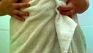 สาวอาหรับสวยสงสัย เทสติ้งด้วยหน้าอกใหญ่และหีขนหลังอาบน้ำ?