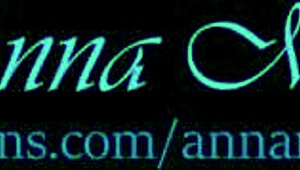 Nemůžu přestat sahat na svou těsnou šťavnatou kundičku zblízka. Moje hezké nafouklé pysky jsou promočené, zatímco se masturbuju pro vás v sexy close-upu.