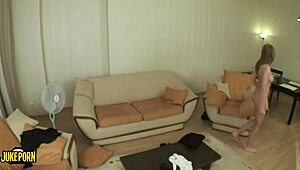 Overvældet af at se denne slanke milf tage den hårdt på sofaen!