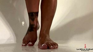 the label la diabla x shows off her gorgeous feet and hands in a casual worship