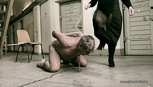 Dominatrix Mistress April giver fødselsdagsrisning som straf!