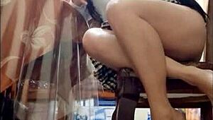 mala estudiante y su tarea de supletorio estudiante realiza los deberes en la sala se aburre y luego se comienza a tocar muy sucio porno de estudiantes