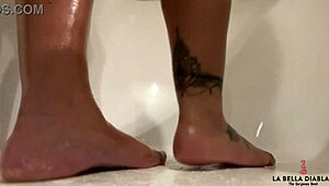 the label la diabla x shows off her gorgeous feet and hands in a casual worship