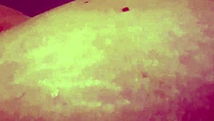 بمص خصيتيه بعمق