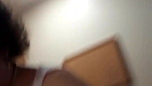 Chupando as bolas dele bem fundo