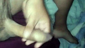 joven solo exploring his desires in a private moment