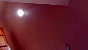 Chupando as bolas dele bem fundo