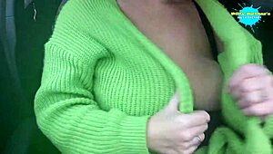 车里闪露变成户外自慰，由业余老婆表演